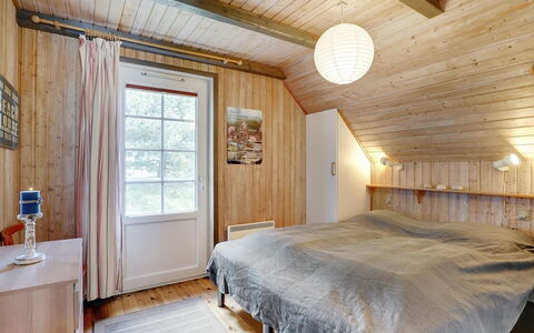 Hakun - 4Km from the Sea: Schlafzimmer, Interior Design, Bett, Möbel, Flooring, Holz, Fussboden, Decke, Bettdecke, Holzboden