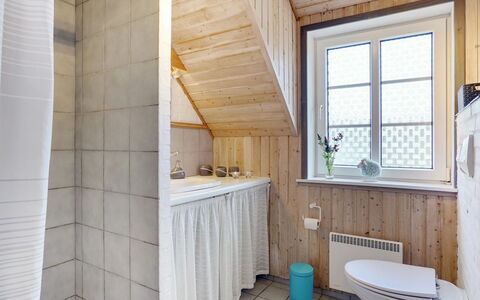 Hakun - 4Km from the Sea: Wand, Flooring, Armatur, Holz, Fussboden, Interior Design, Badezimmer, Zapfhahn, Installation, Decke