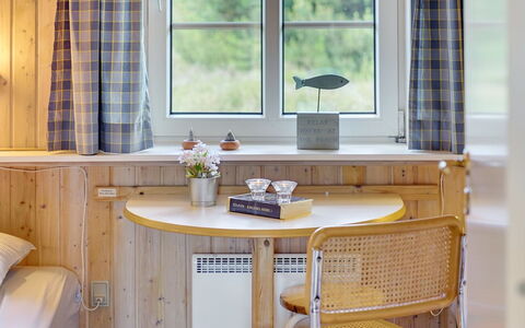 Hakun - 4Km from the Sea: Interior Design, Holz, Möbel, Zimmer, Decke, Vorhang, Light Fixture, Holzbeize, Fensterbehandlung, Fensterabdeckung