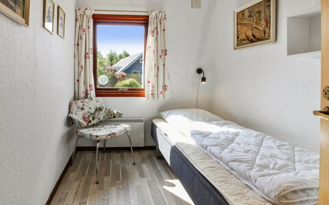Asfrid - 3.5Km from the Sea: Wand, Holz, Möbel, Interior Design, Fussboden, Haus, Bett, Flooring, Schlafzimmer, Zuhause