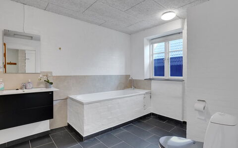 Henrieta - 4Km from the Sea: Flooring, Wand, Armatur, Fussboden, Decke, Interior Design, Sinken, Badezimmer, Zapfhahn, Installation