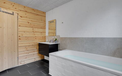 Henrieta - 4Km from the Sea: Flooring, Holz, Fussboden, Armatur, Sinken, Zapfhahn, Decke, Badezimmer, Planke, Fliese