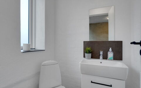 Henrieta - 4Km from the Sea: Badezimmer, Armatur, Wand, Interior Design, Flooring, Fussboden, Toilette, Bad Sink, Sinken, Toilleten Sitz
