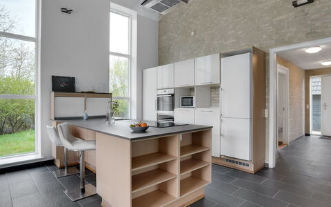Henrieta - 4Km from the Sea: Küche, Interior Design, Flooring, Countertop, Möbel, Cabinetry, Decke, Holz, Küchengerät, Fussboden
