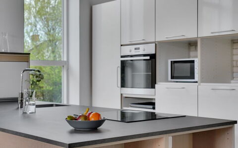 Henrieta - 4Km from the Sea: Küche, Countertop, Möbel, Küchengerät, Cabinetry, Interior Design, Major Appliance, Haushaltsgerät, Flooring, Zuhause