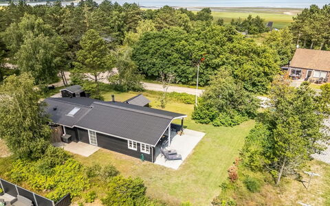 Riekje - 2.3Km from the Sea: Wohngebiet, Zuhause, Estate, Hütte, Vorort, Landscaping, Auffahrt, Bauernhaus