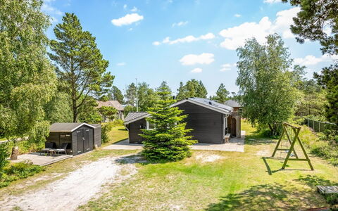 Riekje - 2.3Km from the Sea: Dach, Haus, Zuhause, Hütte, Tür, Abstellgleis, Deck, Veranda, Planke, Hartholz