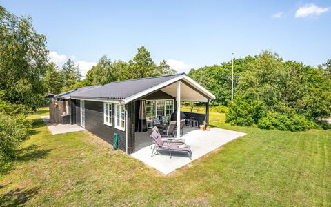 Riekje - 2.3Km from the Sea: Dach, Haus, Zuhause, Hütte, Tür, Abstellgleis, Deck, Veranda, Planke, Hartholz