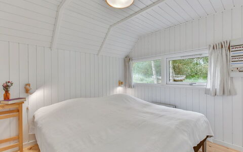 Merta: Holz, Flooring, Decke, Schlafzimmer, Fussboden, Interior Design, Bett, Bettdecke, Beleuchtung, Bedding