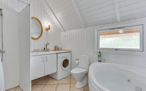 Merta: Armatur, Flooring, Decke, Fussboden, Interior Design, Badezimmer, Sinken, Zapfhahn, Installation, Badezimmerschrank