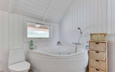 Merta: Flooring, Interior Design, Fussboden, Decke, Armatur, Installation, Badewanne, Zapfhahn, Badezimmer, Zimmer