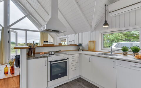 Merta: Flooring, Küche, Holz, Decke, Interior Design, Fussboden, Countertop, Möbel, Cabinetry, Holzboden