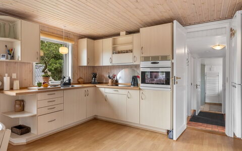 Annakarin - 500M from the Sea: Küche, Countertop, Möbel, Küchengerät, Interior Design, Flooring, Cabinetry, Holz, Major Appliance, Fussboden