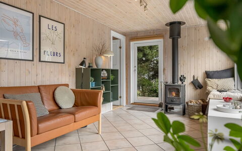 Annakarin - 500M from the Sea: Flooring, Interior Design, Möbel, Wand, Holz, Fussboden, Zimmer, Decke, Bilderrahmen, Wohnzimmer