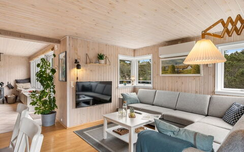 Annakarin - 500M from the Sea: Holz, Möbel, Interior Design, Zuhause, Decke, Haus, Flooring, Wohnzimmer, Fussboden, Couch