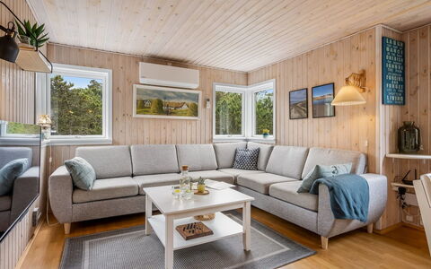Annakarin - 500M from the Sea: Holz, Interior Design, Möbel, Zuhause, Wohnzimmer, Couch, Flooring, Fussboden, Decke