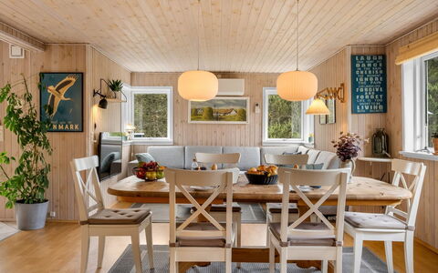 Annakarin - 500M from the Sea: Möbel, Interior Design, Flooring, Light Fixture, Holz, Tabelle, Decke, Esszimmer, Stuhl, Küche & Esszimmer Tisch