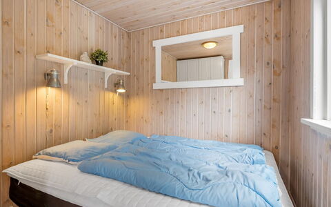 Annakarin - 500M from the Sea: Schlafzimmer, Holz, Interior Design, Bett, Flooring, Fussboden, Decke, Bettdecke, Bedding, Zimmer
