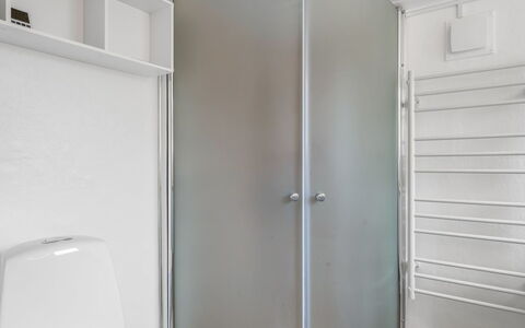 Annakarin - 500M from the Sea: Interior Design, Fussboden, Flooring, Armatur, Decke, Badezimmer, Zimmer, Installation, Toilette