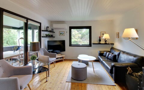 Hannu - 900M from the Sea: Möbel, Interior Design, Flooring, Couch, Fussboden, Wand, Wohnzimmer, Decke, Holz, Zimmer