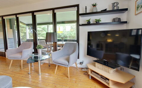 Hannu - 900M from the Sea: Möbel, Interior Design, Flooring, Holz, Fernsehen, Fussboden, Wohnzimmer, Zuhause, Zimmer, Beleuchtung