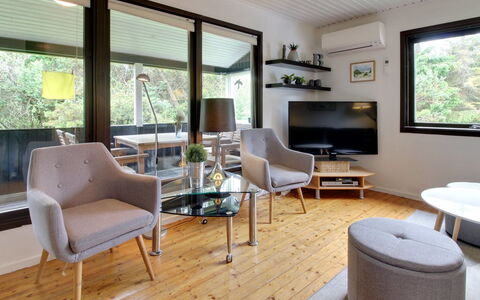 Hannu - 900M from the Sea: Möbel, Interior Design, Flooring, Holz, Couch, Fussboden, Wohnzimmer, Decke, Tabelle, Zimmer
