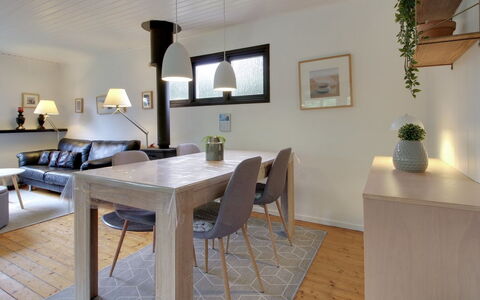 Hannu - 900M from the Sea: Möbel, Interior Design, Flooring, Wand, Fussboden, Holz, Esszimmer, Decke, Tabelle, Zimmer