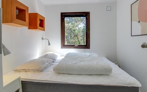 Hannu - 900M from the Sea: Bett, Schlafzimmer, Interior Design, Wand, Bettdecke, Bedding, Holz, Flooring, Fussboden, Zimmer