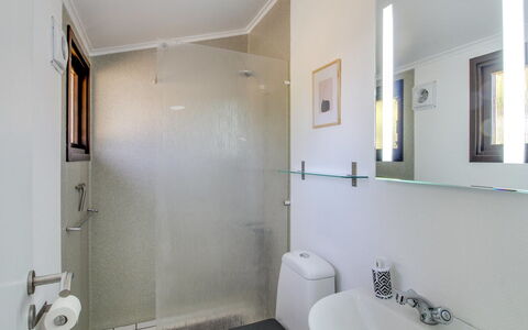 Hannu - 900M from the Sea: Armatur, Badezimmer, Flooring, Interior Design, Bad Sink, Fussboden, Installation, Decke, Toilette, Sinken