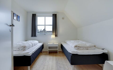 Ege - 200M from the Sea: Schlafzimmer, Fussboden, Bett, Bedding, Bettdecke, Bettrahmen, Linens, Daylighting, Matratze