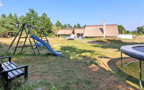 Gerdis - 1.6Km from the Sea: Die Architektur, Dach, Zuhause, Verbundwerkstoff, Daylighting, Abstellgleis, Auffahrt