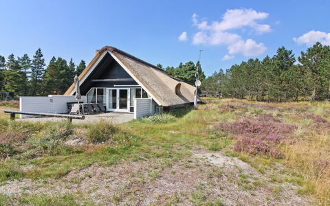 Gerdis - 1.6Km from the Sea: Die Architektur, Dach, Zuhause, Verbundwerkstoff, Daylighting, Abstellgleis, Auffahrt