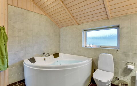 Christan - 1.2Km from the Sea: Armatur, Badezimmer, Flooring, Badewanne, Decke, Fussboden, Installation, Interior Design, Zapfhahn, Sinken