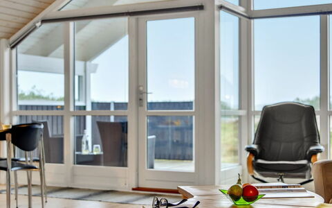 Christan - 1.2Km from the Sea: Holz, Flooring, Interior Design, Fussboden, Decke, Möbel, Stuhl, Holzboden, Glas, Wohnzimmer
