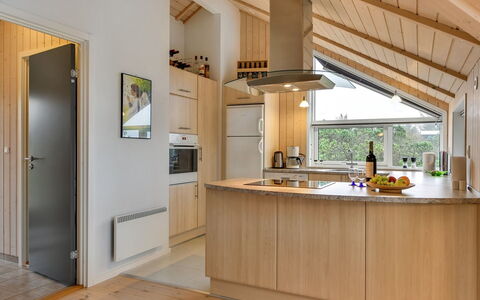 Christan - 1.2Km from the Sea: Interior Design, Küche, Flooring, Holz, Decke, Countertop, Möbel, Zimmer, Fussboden, Light Fixture