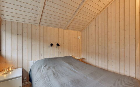 Christan - 1.2Km from the Sea: Wand, Flooring, Holz, Fussboden, Schlafzimmer, Interior Design, Decke, Zimmer, Bett, Beleuchtung