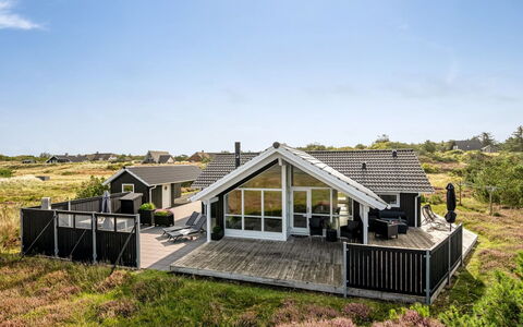 Christan - 1.2Km from the Sea: Hütte, Zuhause, Haus, Dach, Veranda, Estate, Abstellgleis, Gartenbauten, Bauernhaus, Garten