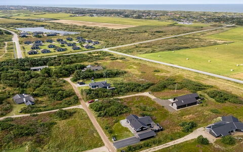 Christan - 1.2Km from the Sea: Hütte, Zuhause, Haus, Dach, Veranda, Estate, Abstellgleis, Gartenbauten, Bauernhaus, Garten