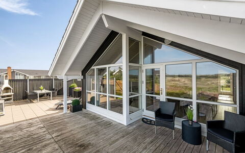 Christan - 1.2Km from the Sea: Hütte, Zuhause, Haus, Dach, Veranda, Estate, Abstellgleis, Gartenbauten, Bauernhaus, Garten