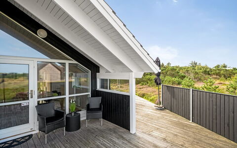 Christan - 1.2Km from the Sea: Hütte, Zuhause, Haus, Dach, Veranda, Estate, Abstellgleis, Gartenbauten, Bauernhaus, Garten