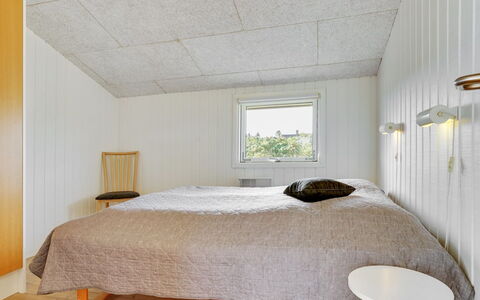 Apolonia - from the Sea: Holz, Decke, Flooring, Fussboden, Interior Design, Schlafzimmer, Light Fixture, Holzboden, Zimmer, Bett