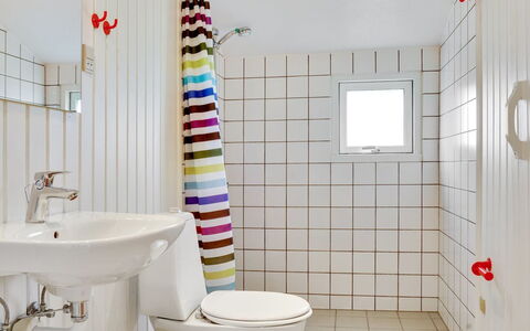Apolonia - from the Sea: Wand, Interior Design, Badezimmer, Armatur, Flooring, Fussboden, Installation, Toilette, Decke, Zimmer