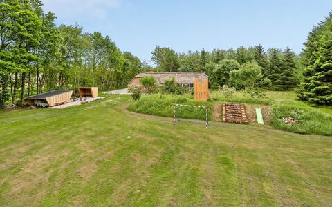 Erla - 2.3Km from the Sea: Dach, Haus, Zuhause, Hütte, Abstellgleis, Estate, Auffahrt, Gartenbauten, Garten, Schuppen