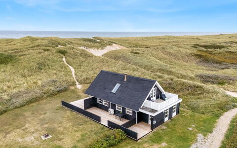 Amandus - 100M from the Sea: Wohngebiet, Strauch, Haus, Zuhause, Garten, Estate, Schatten, Landscaping, Rasen