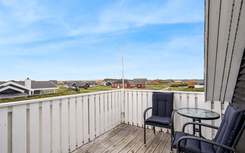 Amandus - 100M from the Sea: Wohngebiet, Strauch, Haus, Zuhause, Garten, Estate, Schatten, Landscaping, Rasen