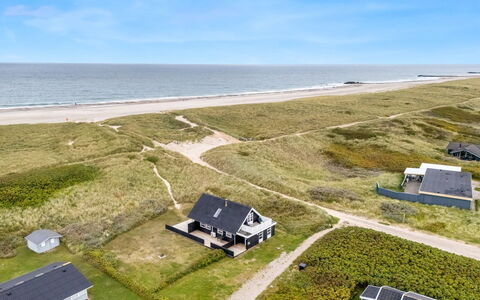 Amandus - 100M from the Sea: Wohngebiet, Strauch, Haus, Zuhause, Garten, Estate, Schatten, Landscaping, Rasen