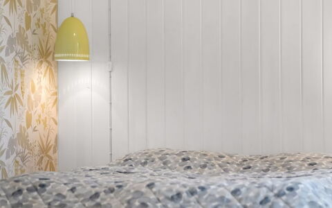 Rohan - 500M from the Sea: Holz, Interior Design, Schlafzimmer, Linens, Bedding, Bettdecke, Zimmer, Holzbeize, Bett, Lampenschirm