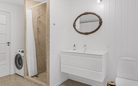 Rohan - 500M from the Sea: Flooring, Fussboden, Holz, Interior Design, Armatur, Badezimmerschrank, Installation, Badezimmer, Decke, Zapfhahn