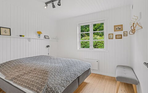 Rohan - 500M from the Sea: Schlafzimmer, Interior Design, Flooring, Holz, Bett, Fussboden, Decke, Möbel, Bedding, Bettdecke