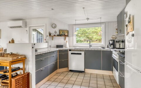 Gloria - 2.5Km from the Sea: Küche, Countertop, Küchengerät, Major Appliance, Flooring, Holz, Interior Design, Decke, Cabinetry, Haushaltsgerät